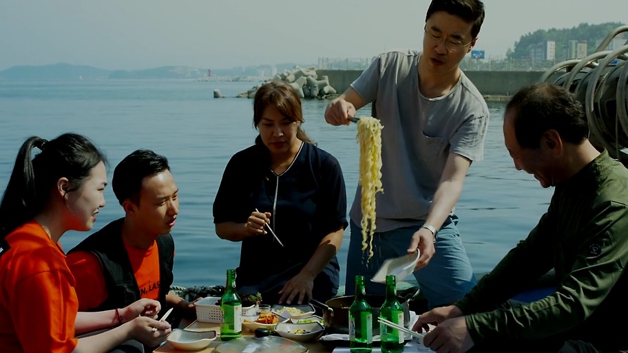 첫잔처럼 (2019) 감상문 - 만나는 사람으로 주인공을 충분히 설명한다