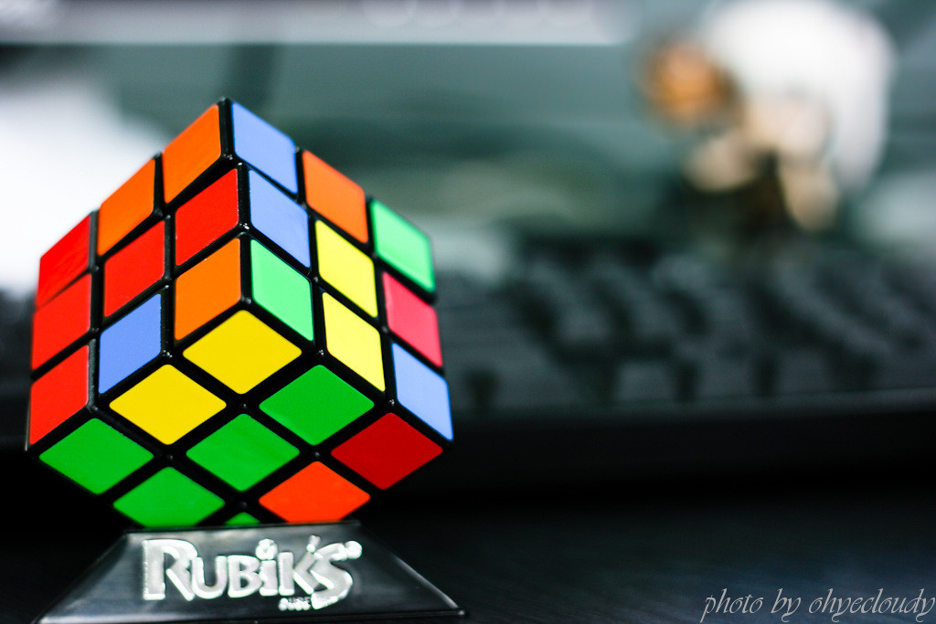 큐브 - 머리가 안 돌아가면 이거라도 돌려야지